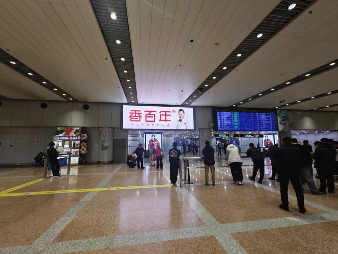 双年度机场霸屏 | 香百年2026再登首都机场大屏，诠释品牌领航力！